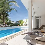 Nice Apartment In Makarska *