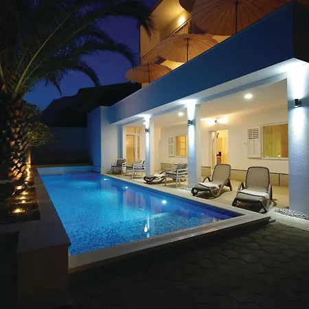 3 Bedroom Cozy In 아파트 마카르스카