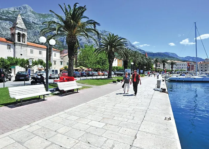 3 Bedroom Cozy Apartment In Makarska *