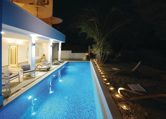 Apartment 3 Bedroom Cozy Apartment In Makarska *