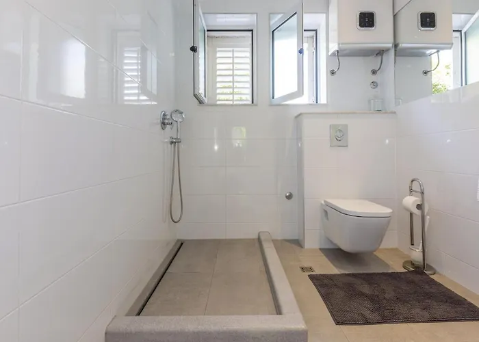 3 Bedroom Cozy Apartment In Makarska Apartment Makarska