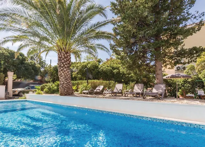 Apartment 3 Bedroom Cozy Apartment In Makarska *