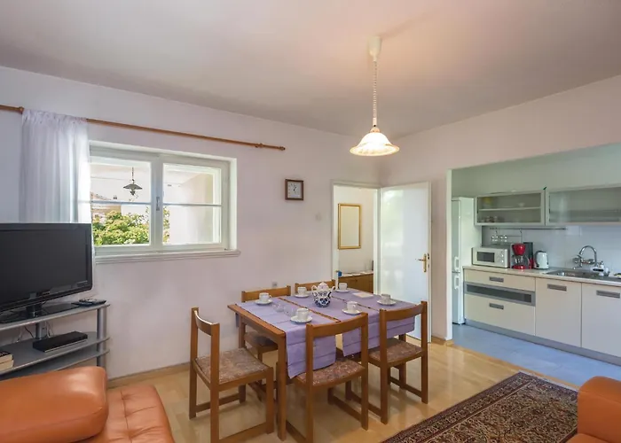 3 Bedroom Cozy Apartment In Makarska * Makarska