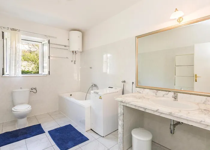 Apartment 3 Bedroom Cozy Apartment In Makarska Makarska