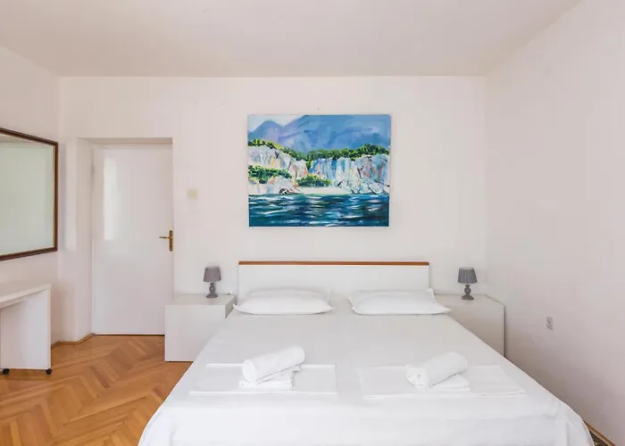 3 Bedroom Cozy Apartment In Makarska *