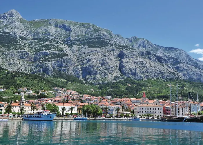 3 Bedroom Cozy Apartment In Makarska Apartment *