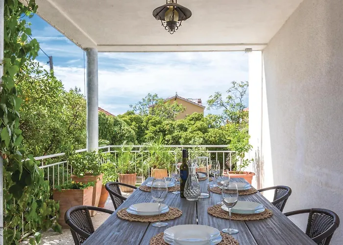 Apartment 3 Bedroom Cozy Apartment In Makarska Makarska