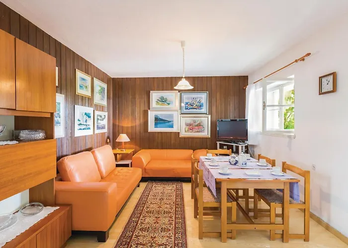 3 Bedroom Cozy Apartment In Makarska Apartment *