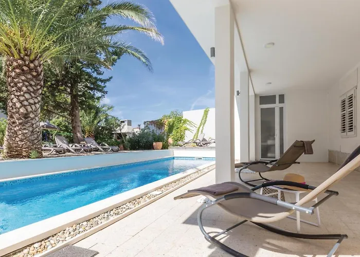 3 Bedroom Cozy Apartment In Makarska *