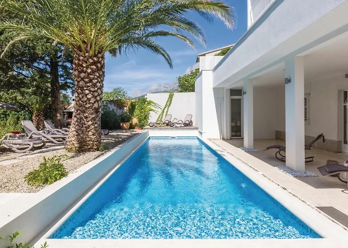 3 Bedroom Cozy Apartment In Makarska Makarska