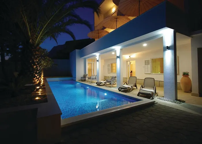 3 Bedroom Cozy Apartment In Makarska Apartment Makarska