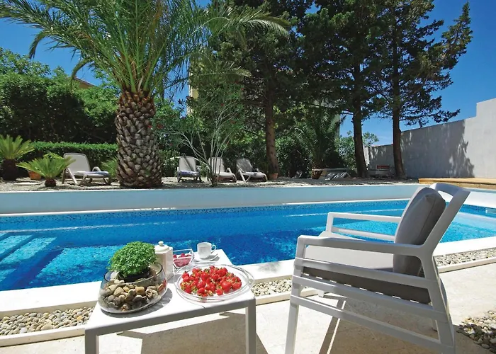 Apartment 3 Bedroom Cozy Apartment In Makarska *