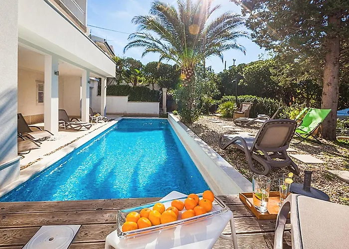 3 Bedroom Cozy Apartment In Makarska Apartment *