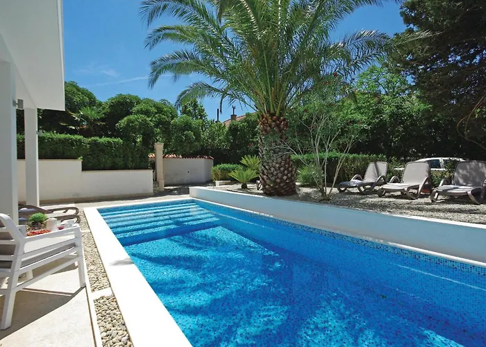 Apartment 3 Bedroom Cozy Apartment In Makarska *