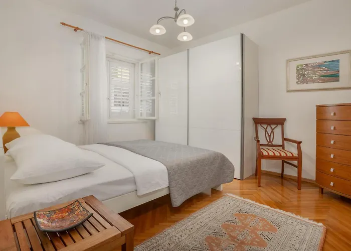 Apartment 3 Bedroom Cozy Apartment In Makarska