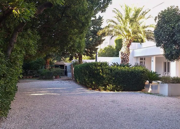 Apartment 3 Bedroom Cozy Apartment In Makarska *