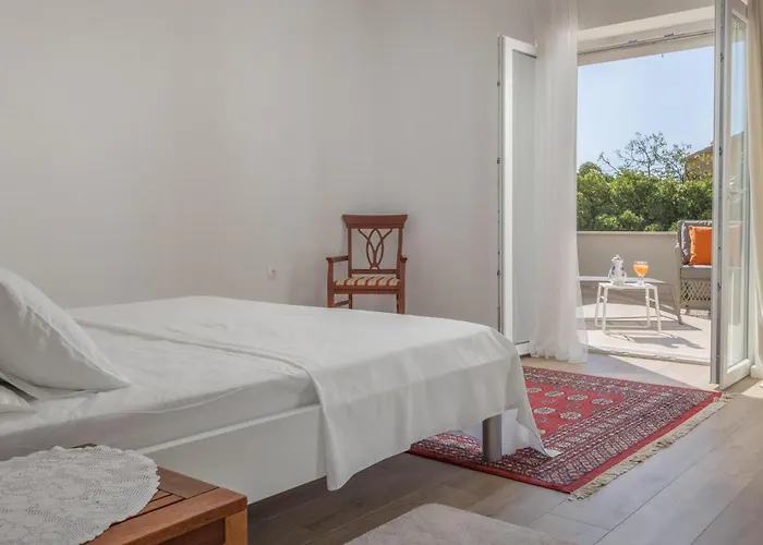 Apartment 3 Bedroom Cozy Apartment In Makarska Makarska