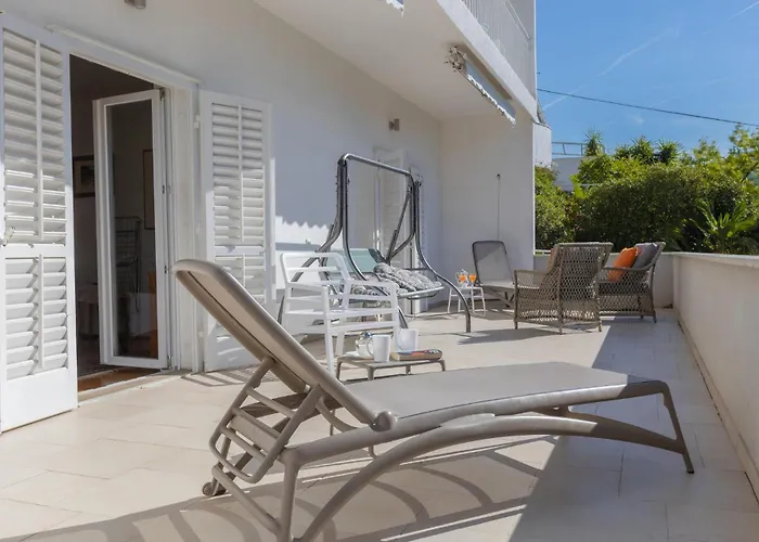 3 Bedroom Cozy Apartment In Makarska Apartment