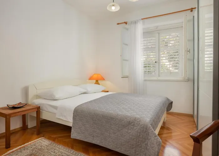 3 Bedroom Cozy Apartment In Makarska Apartment *