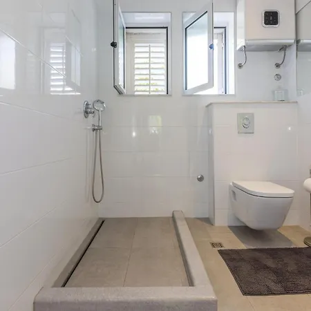 3 Bedroom Cozy In Apartamento Makarska