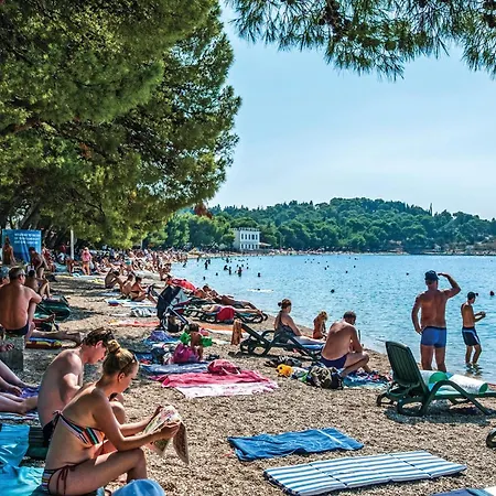 3 Bedroom Cozy In Apartamento Makarska